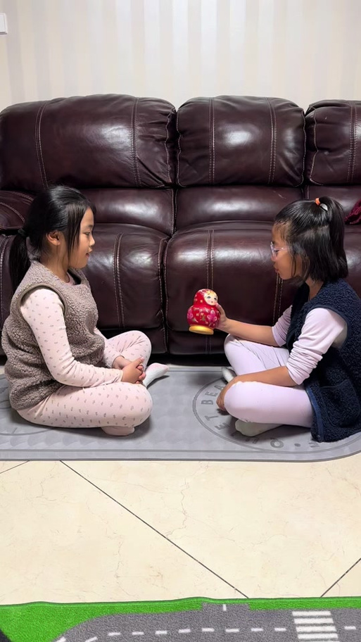 双胞胎姐妹游戏，探索亲子互动的乐趣与挑战