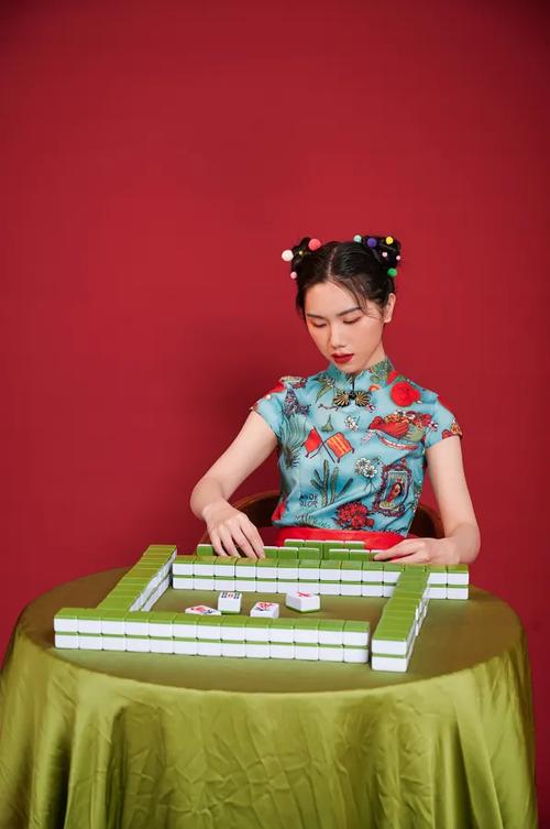探索麻将文化，美人与智慧的完美结合