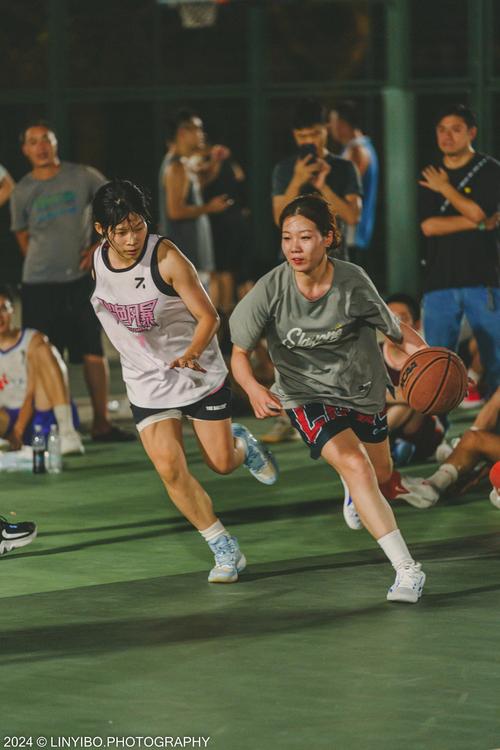 跳出日常，感受街头篮球的魅力—探索街头暴扣的文化与历史